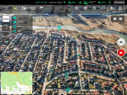 Reconocimiento de objetivos por IA sobre una vista aérea urbana en la aplicación Autel Enterprise