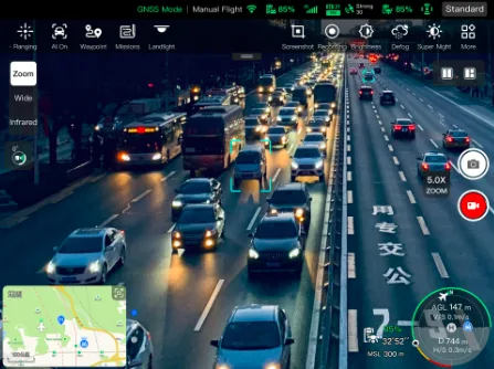 Modo trípode sobre una avenida nocturna en la aplicación Autel Enterprise